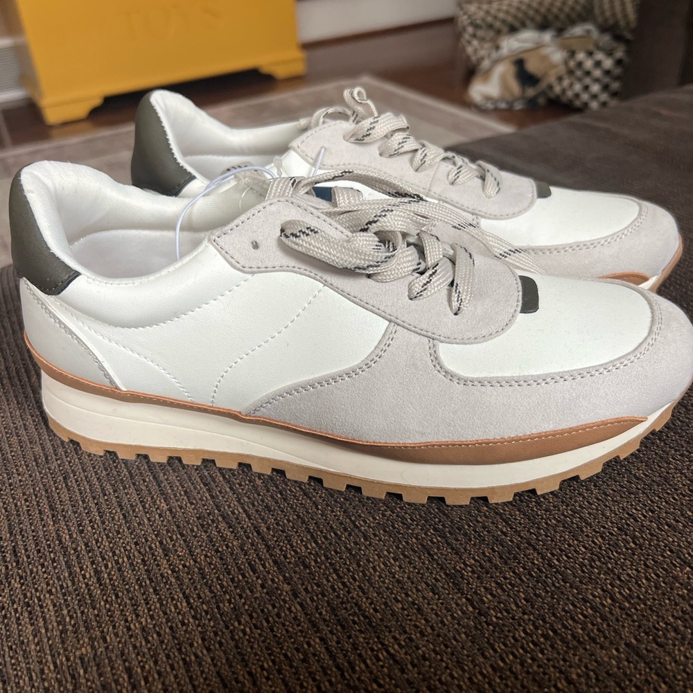 Universal Thread Sneaker